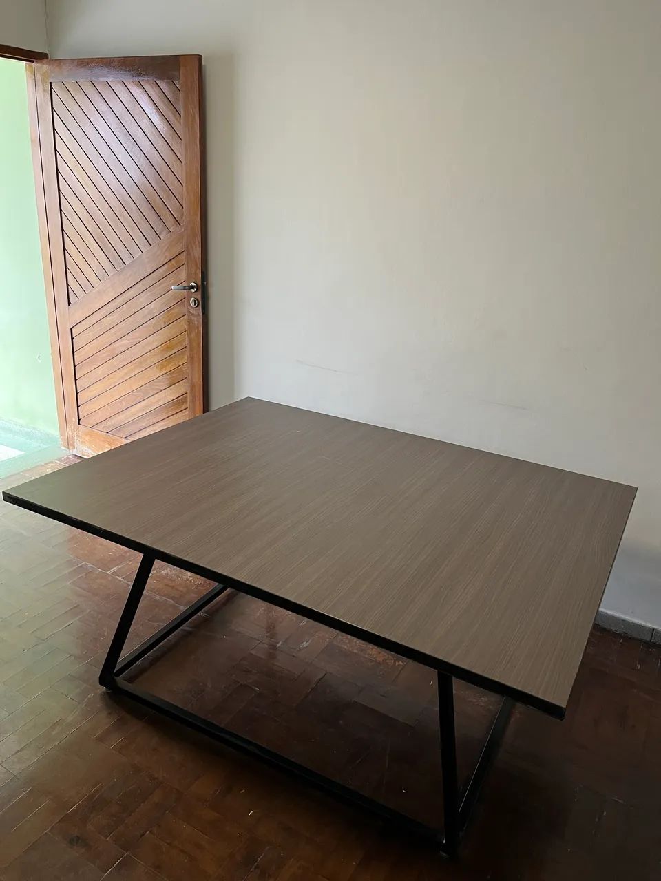 Mesa Estilo Industrial com Tampo Robusto de 3cm - Estado de Nova!