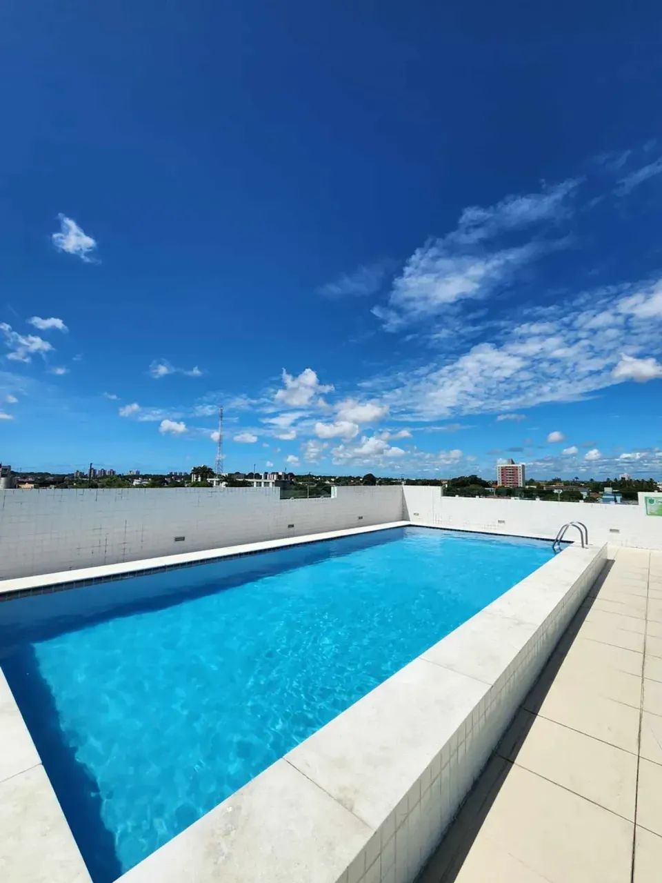 Apartamento no Centro com 2 Quartos, 2 Vagas, Elevador e Piscina - Foto 3