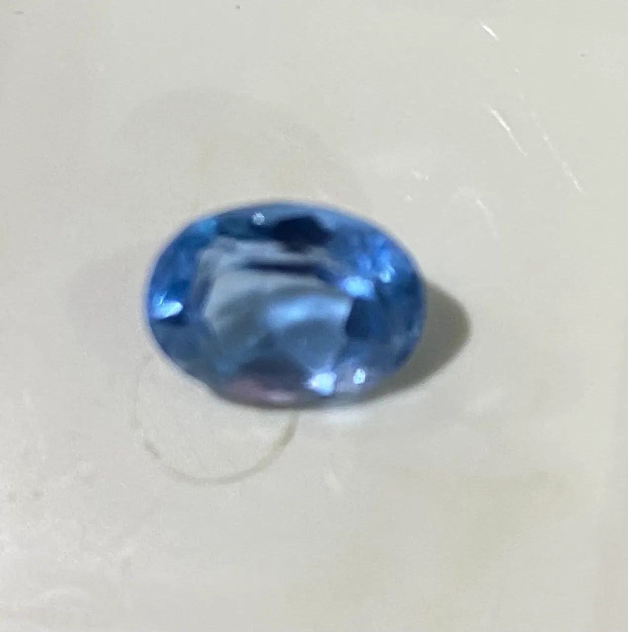 Topázio azul extra limpo em formato de oval pesando exatamente 9 ct