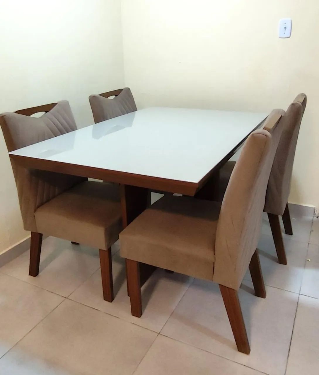 Conjunto de mesa e cadeiras. - Foto 2