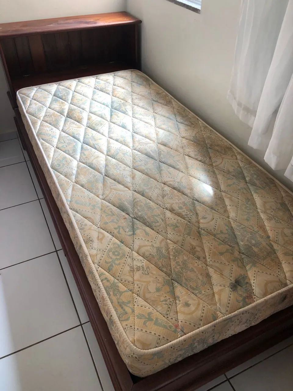 Cama em madeira solteiro com colchão 
