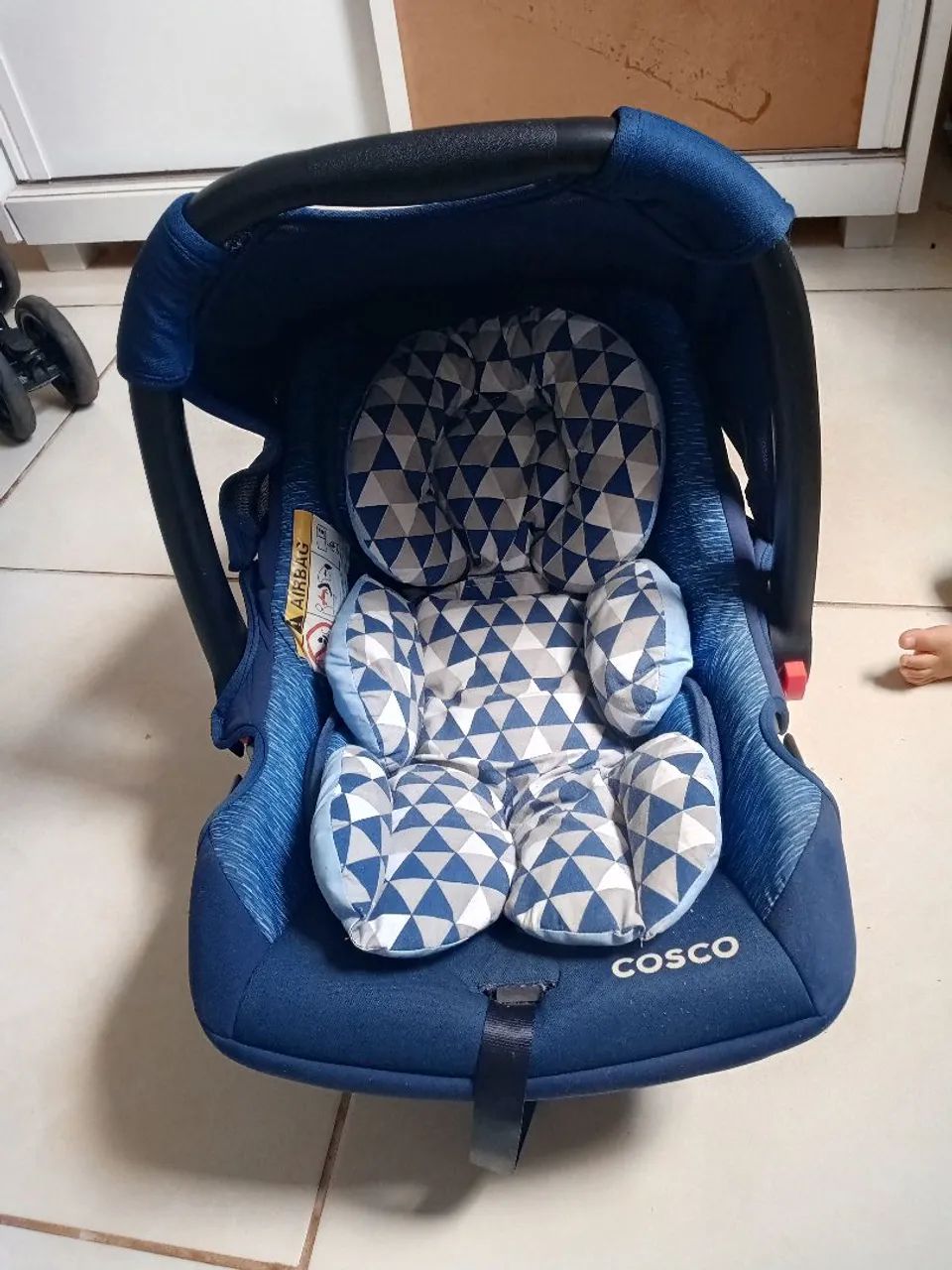 Carrinho com bebê conforto em um bom estado 