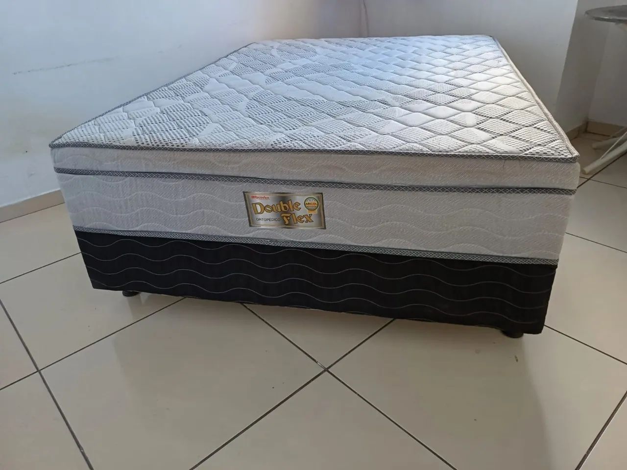Cama box casal seminova 