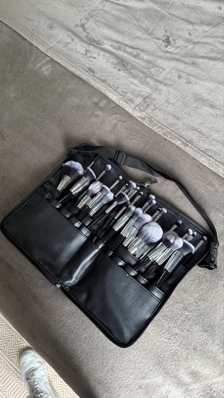 Maleta com maquiagem, bolsa de pincéis e kit de treino - Foto 4