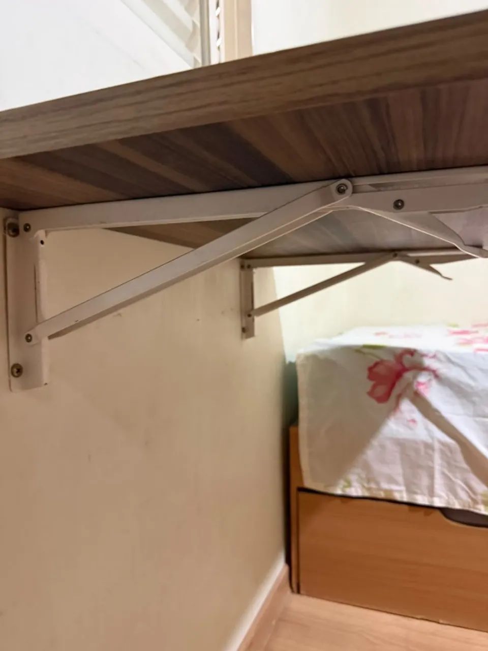 Mesa suspensa para estudos - compacta e funcional - Foto 3