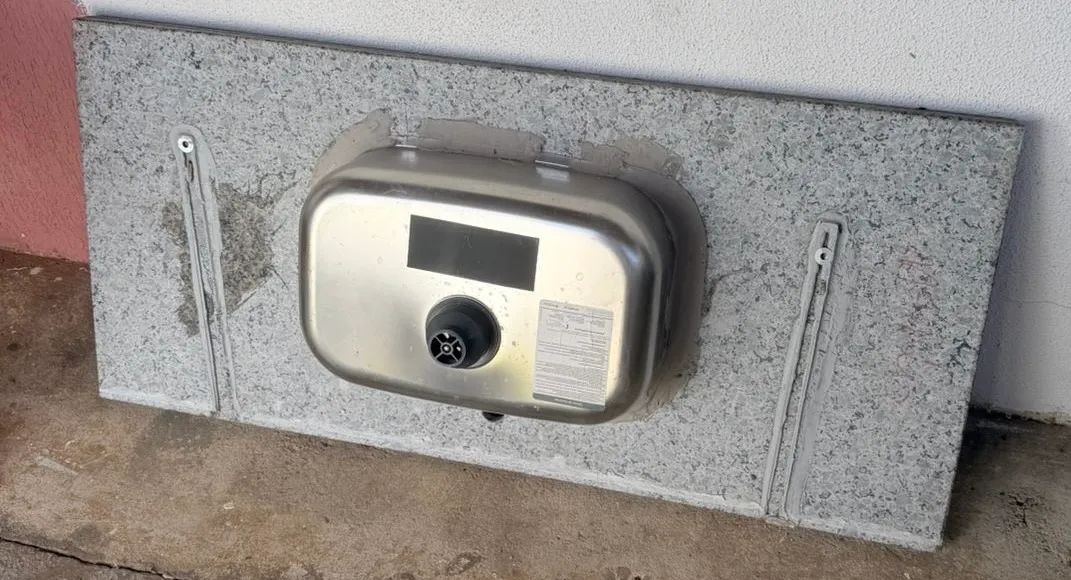 Vendo Pia de Granito com Cuba de Inox - Foto 3