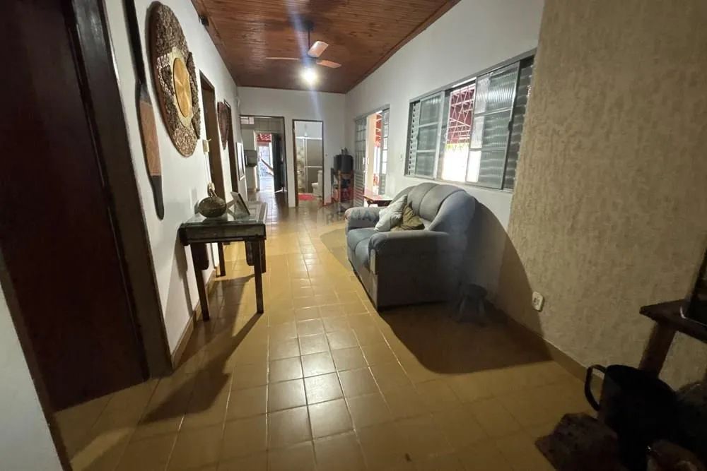 Casa Antiga com Piscina e Jardim em Barra do Garças - Foto 3