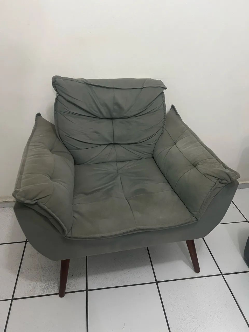DUAS POLTRONAS E UM PUFF ( SEMINOVO ) - Foto 2
