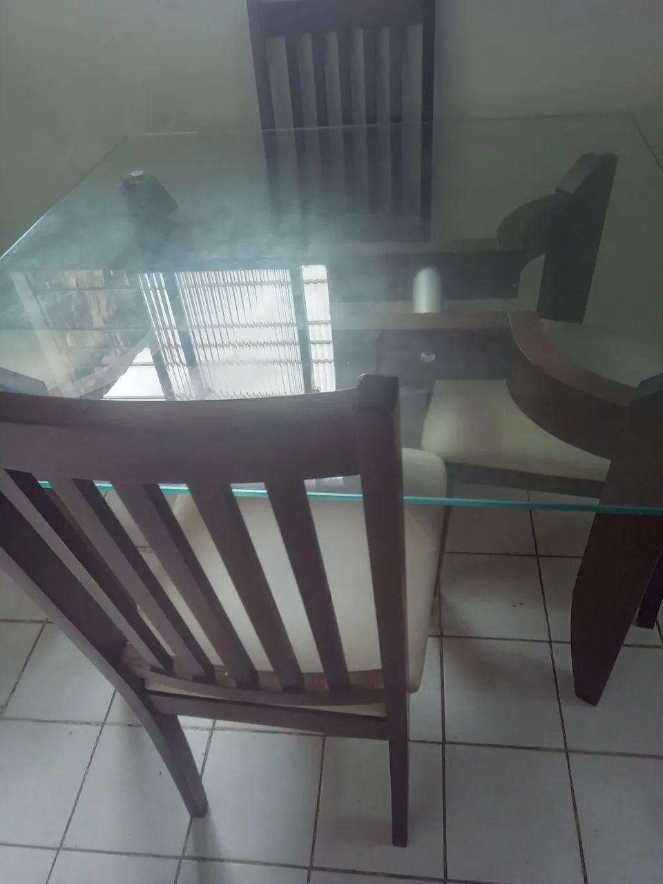 Vende se mesa com 4 cadeira