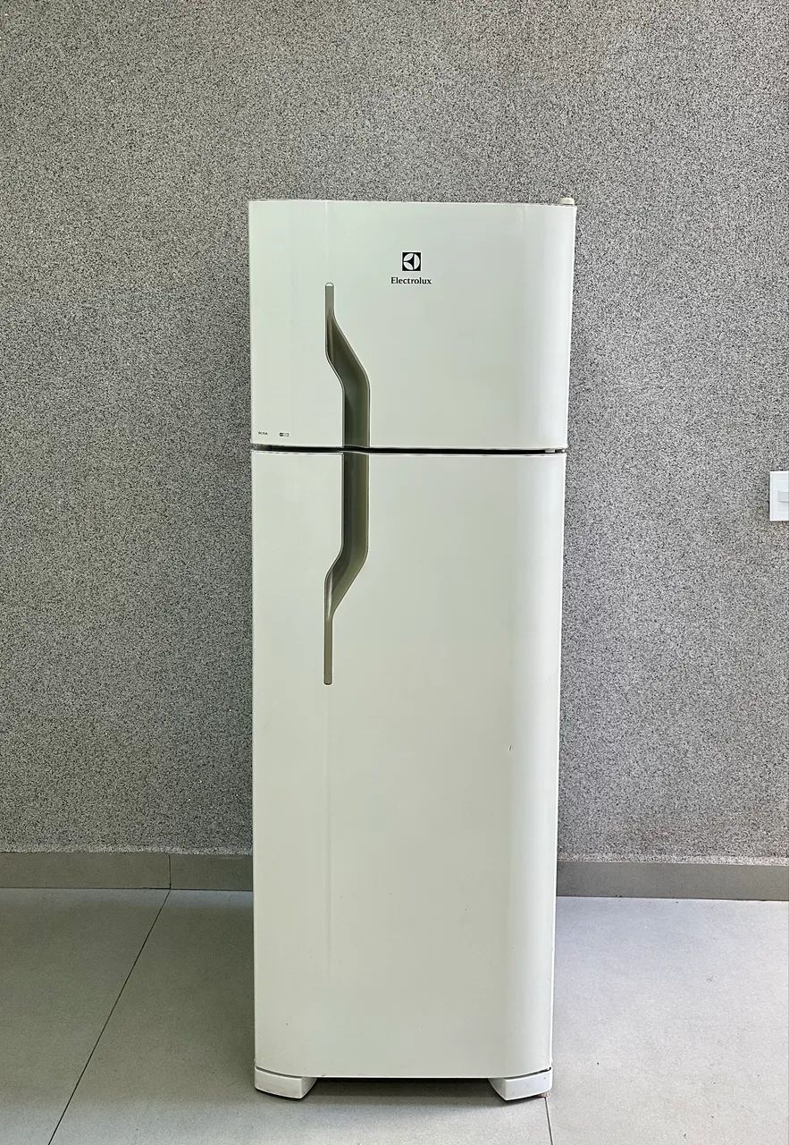Geladeira Electrolux DC35A está Novinha - Geladeiras e Freezers