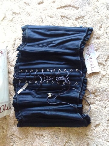 Corselet Modelle com 12 barbatanas de aço, zíper frontal e babados - Foto 2
