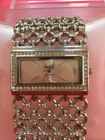 lindo relógio prateado com strass em perfeito estado, pouquíssimo usado