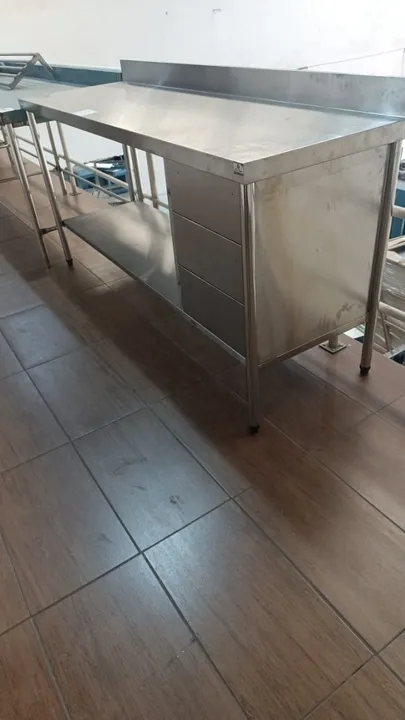 Bancada em Inox - 3 gavetas e plano liso embaixo