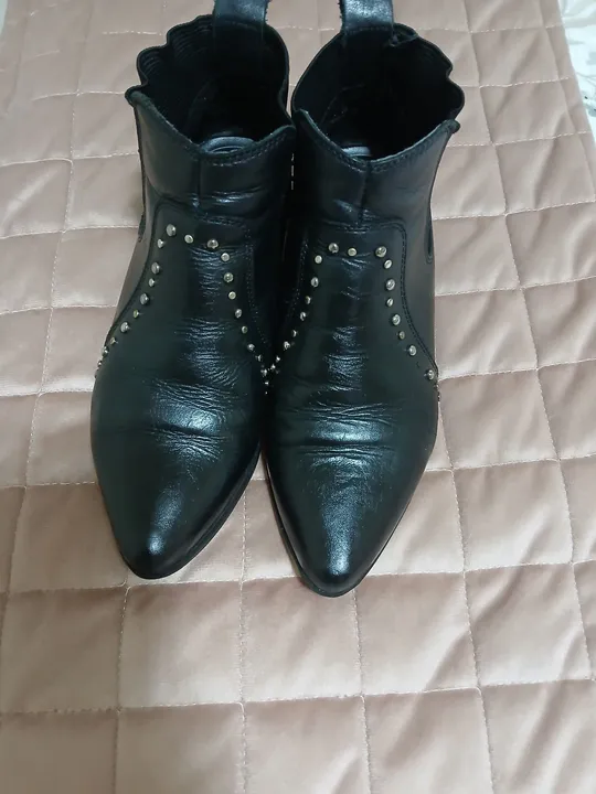 Botas pretas com detalhes em metal -Couro Arezzo número 33