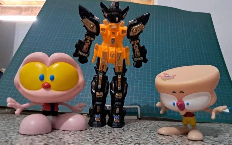 02 Bonecos cabeçudos e pesudos   e 1 Boneco robô articulável  plástico  - Foto 2