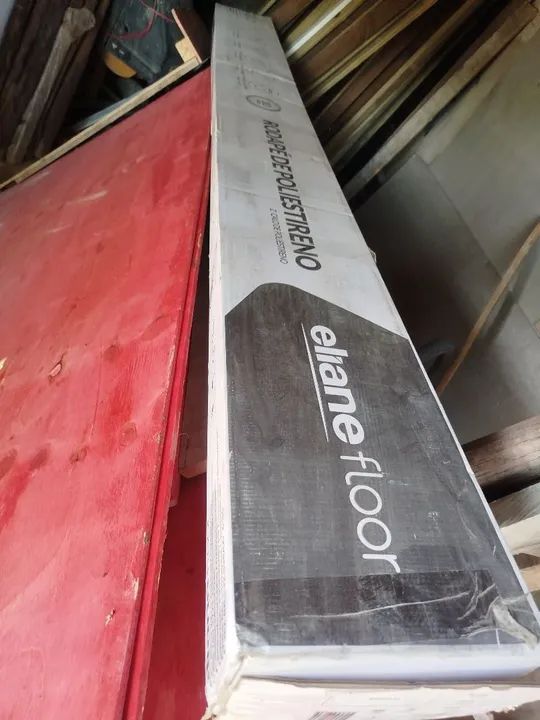 Rodapé liso de poliestireno 100x2400