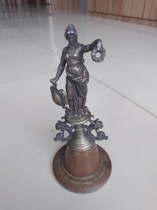 Antiga Figura em Metal - Decoração