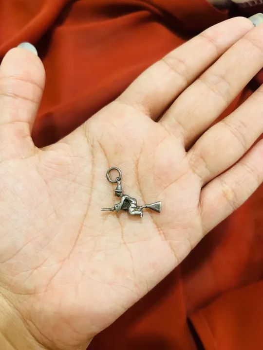 Pingente bruxa de prata