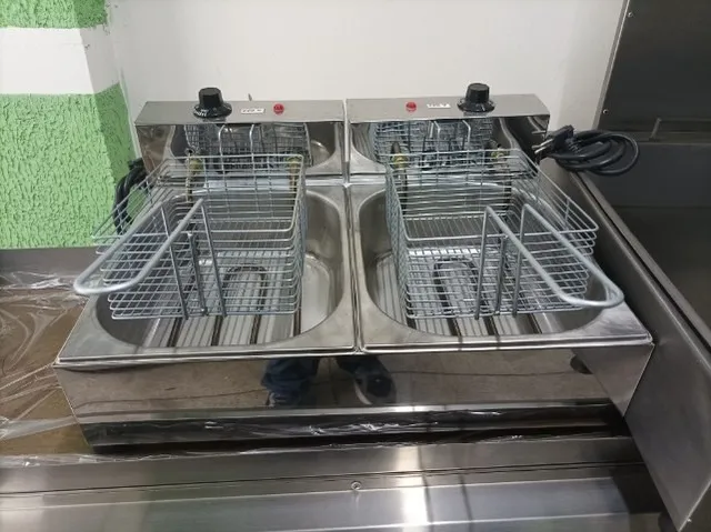 Fritadeira com duas cubas e cestos em inox