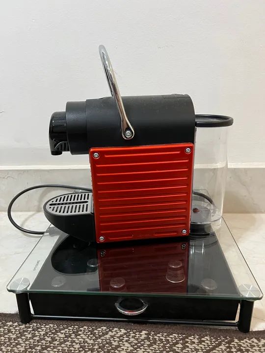 Cafeteira Nespresso Modelo C60 127V 1350W vermelha com suporte para capsulas  - Foto 2