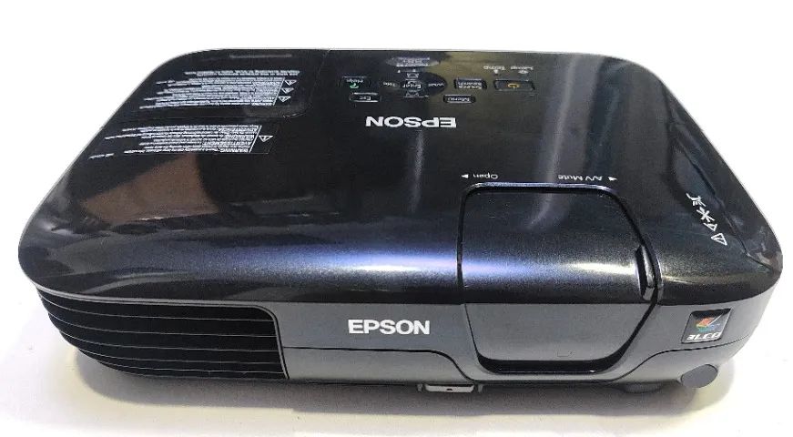 Projetor Epson S8+ Semi-novo Brilho Muito Forte! Seu primeiro projetor profissional está a