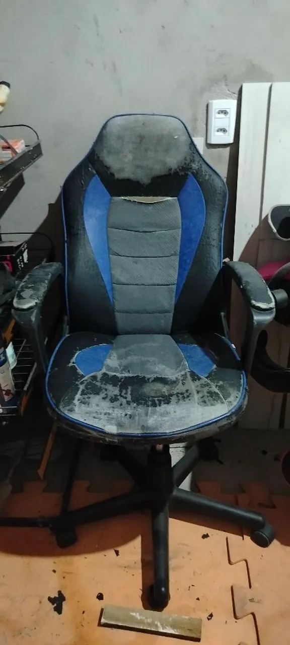 Cadeira Gamer Usada, o estofado desgastado, mas dá pra mandar encapar