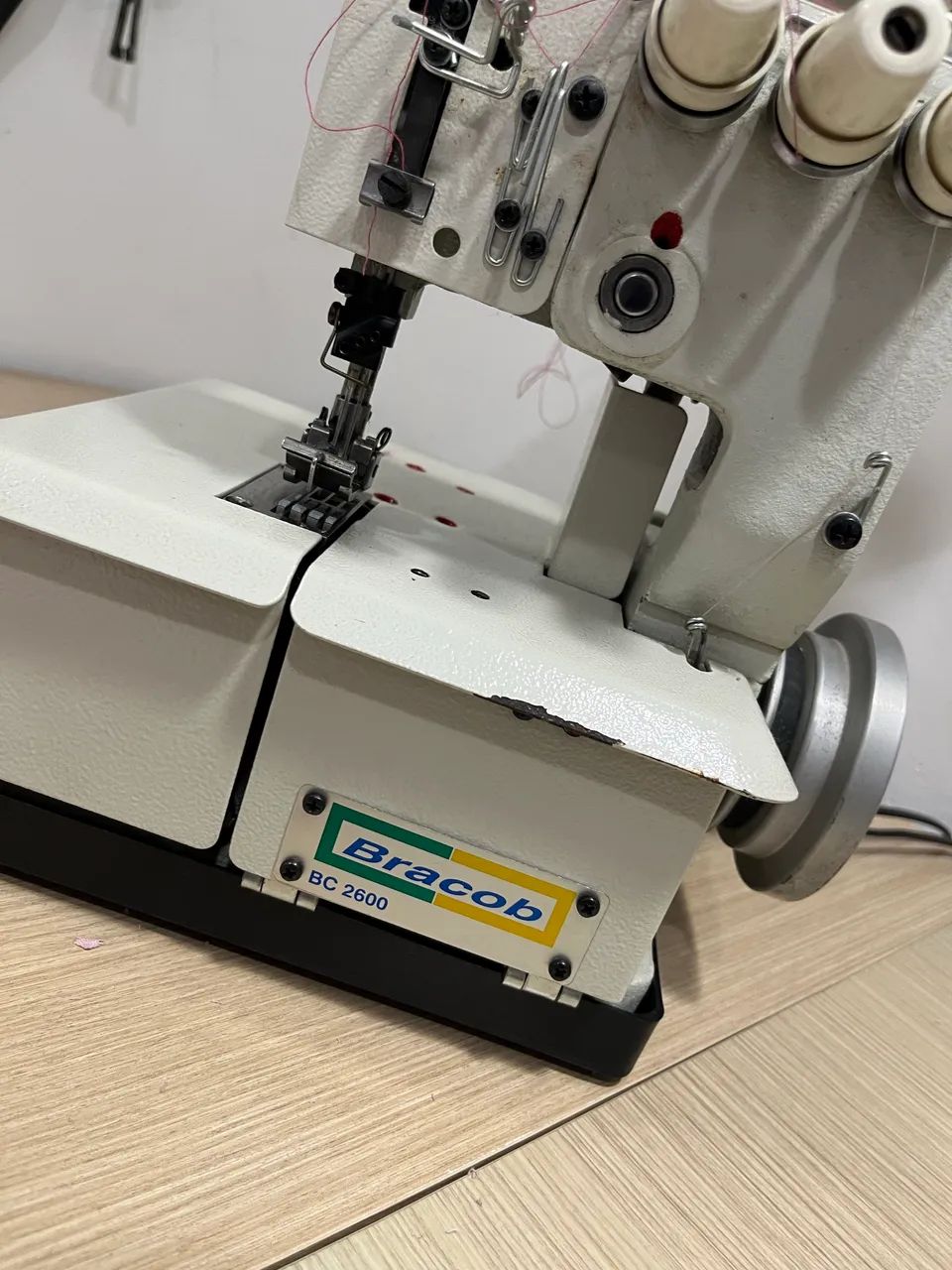 Máquina de Costura Galoneira Portátil 3 Agulhas Bracob - MUITO NOVA