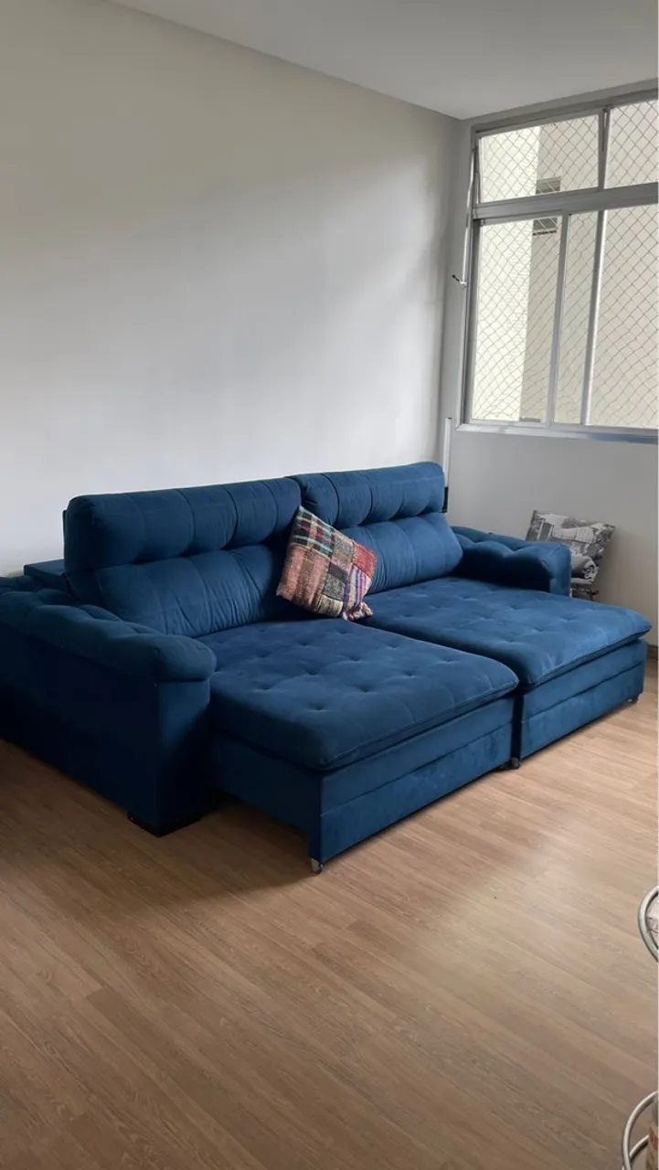 Sofá de canto azul moderno e espaçoso
