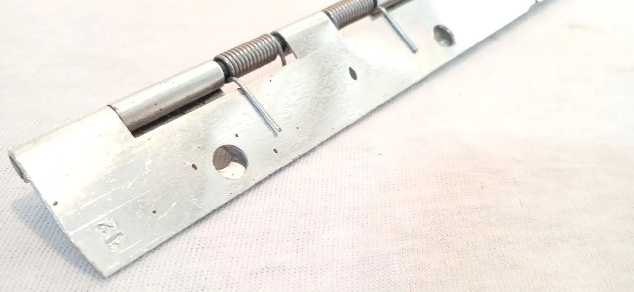 Dobradiça manteigueira  geladeira Frigidaire antiga com parafusos - Foto 4