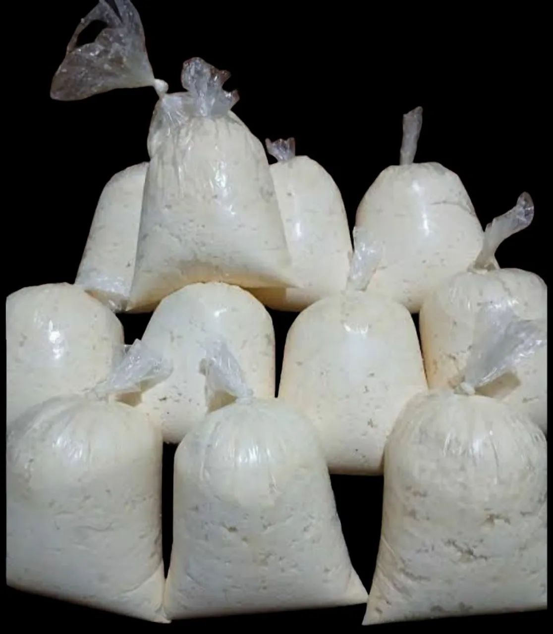 Massa da macaxeira ralada e polpa de maracujá Pacote de 1kg