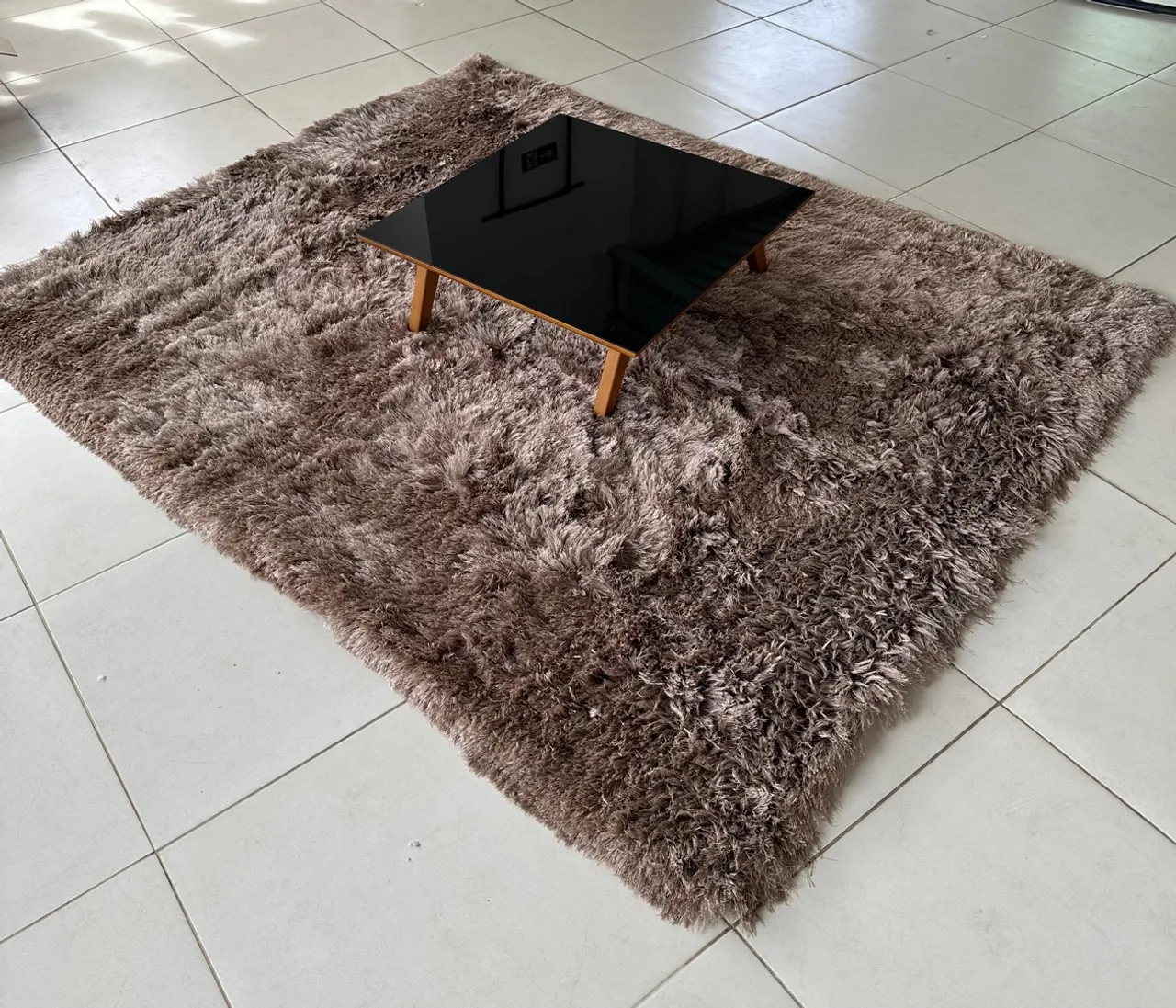 Tapete Pelúcia Bege 2mx2,5m + Mesa de Centro 70cmx70cm