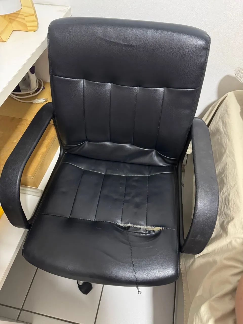 Cadeira de Escritório Giratória - Precisa de Pequenos Reparos - Foto 5