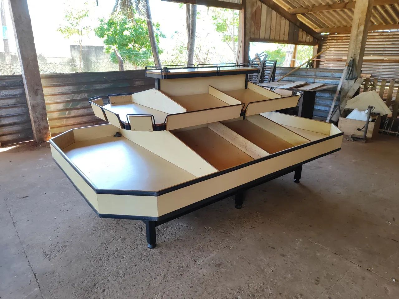 Expositor Branca flv 250 cm por 164 cm, altura 121 cm