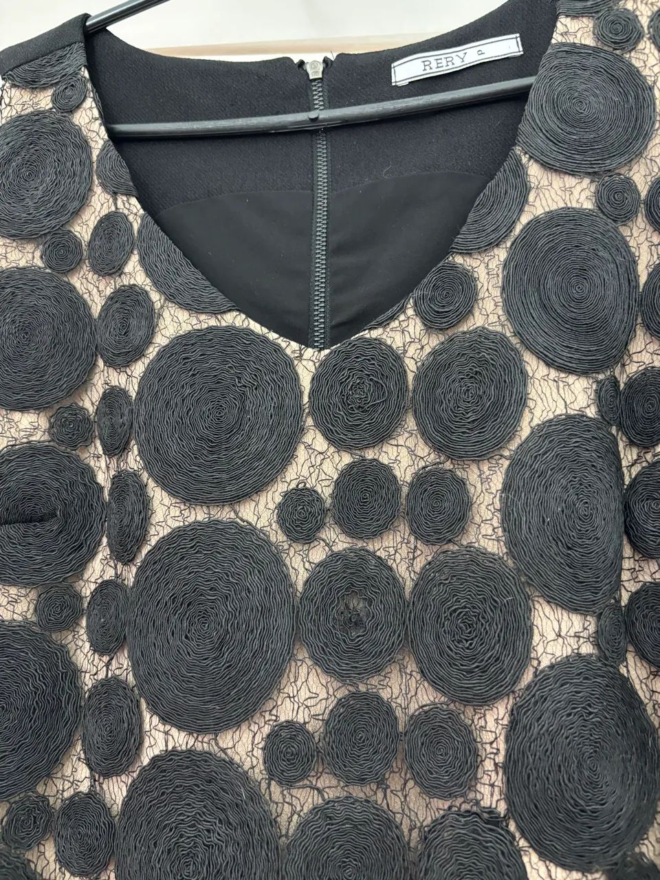 Vestido beje e preto com aplicação  - Foto 3