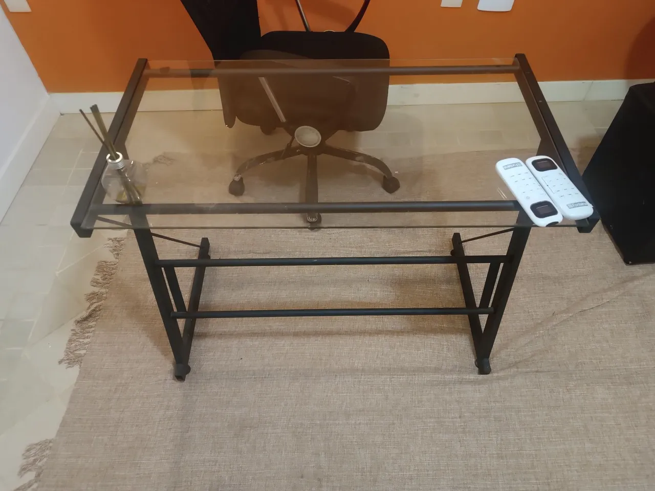 Mesa de escritório com tampo de vidro
