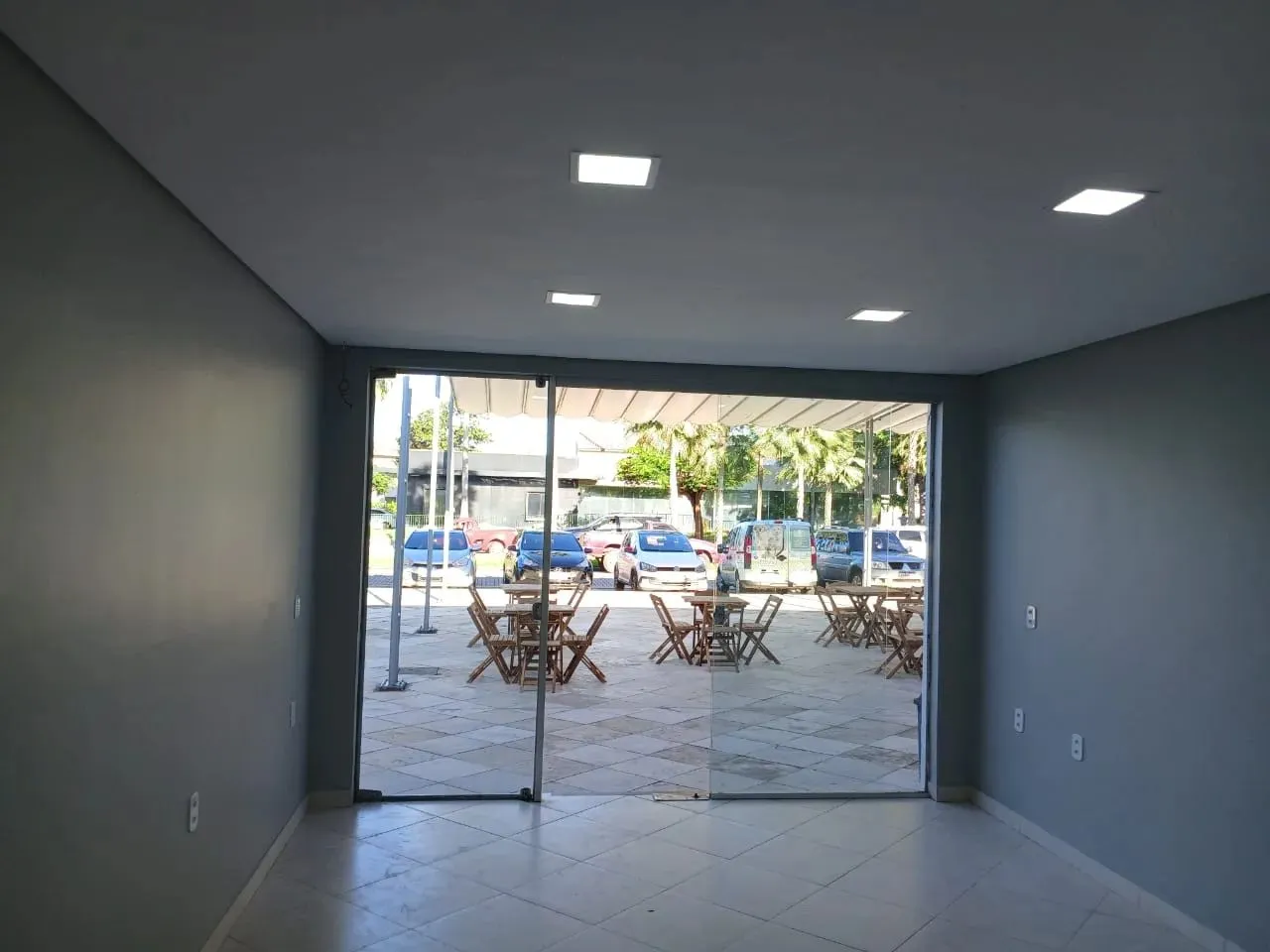 Loja com mezanino, 77 m2, luminárias, porta de vidro.