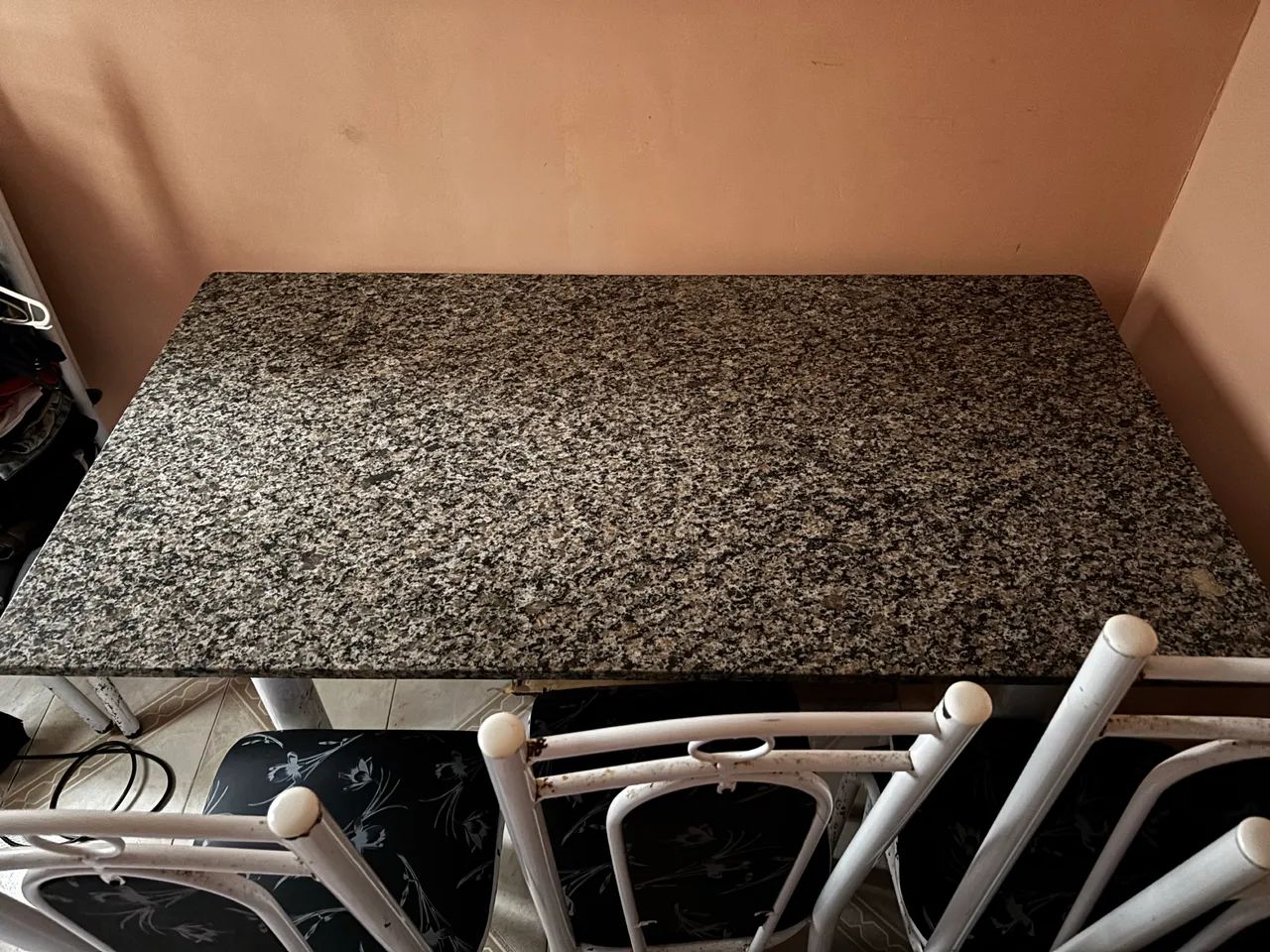 Vendo conjunto de mesa com 4 cadeiras. 64308570476162124