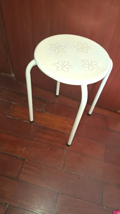 Banqueta branca de metal com design floral tok stok