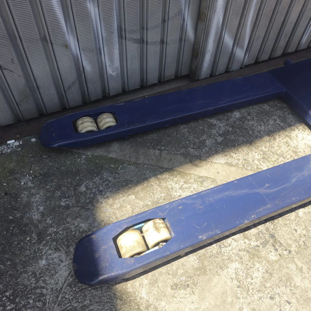 Carrinho paleteira hidráulico 2 t - Foto 6