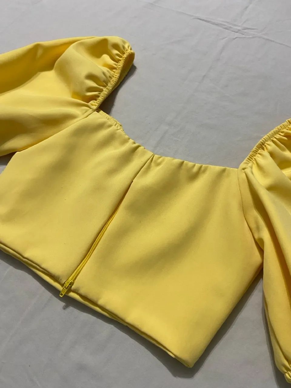 Blusa feminina alfaiataria amarela (Amisi) com mangas bufantes - Foto 4