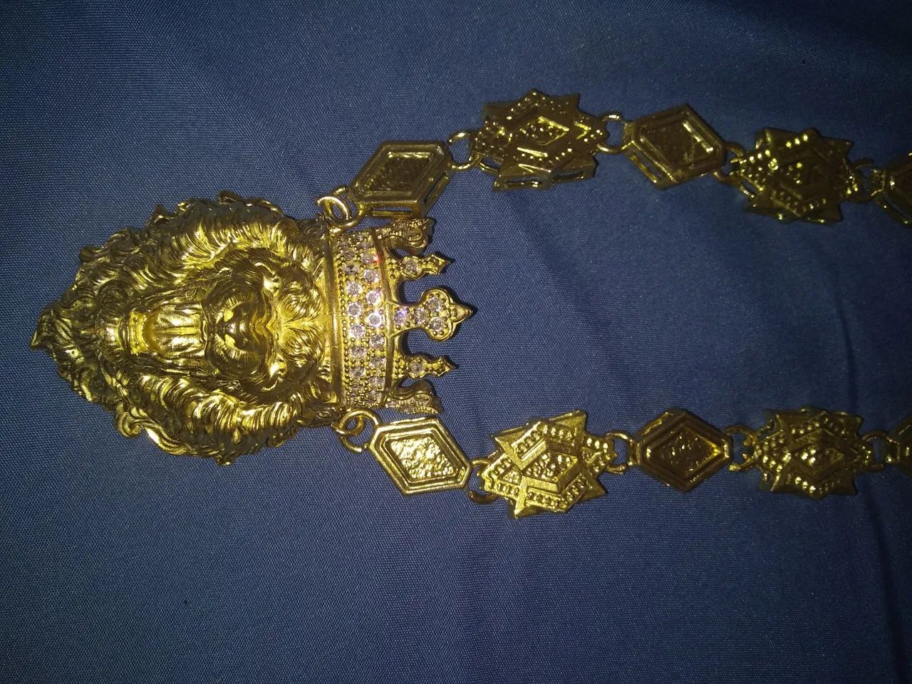 Corrente de moeda antiga banho de 18k com pingente deleão dourado - Foto 3