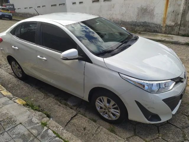 Yoyota Yaris Sedã 1.5 XL branco em ótimo estado - Foto 2