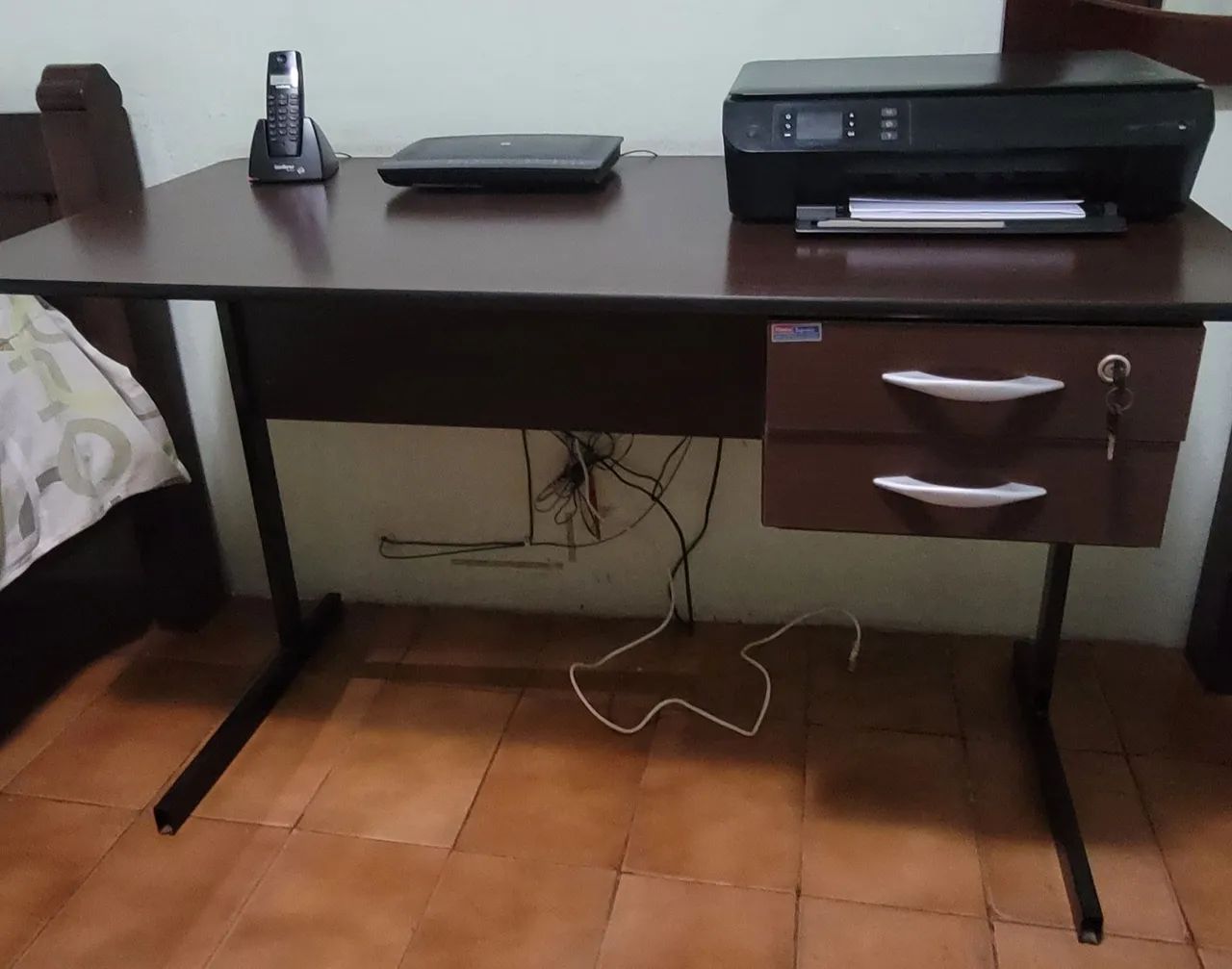 Birô / Estação de trabalho / Escrivaninha + cadeira