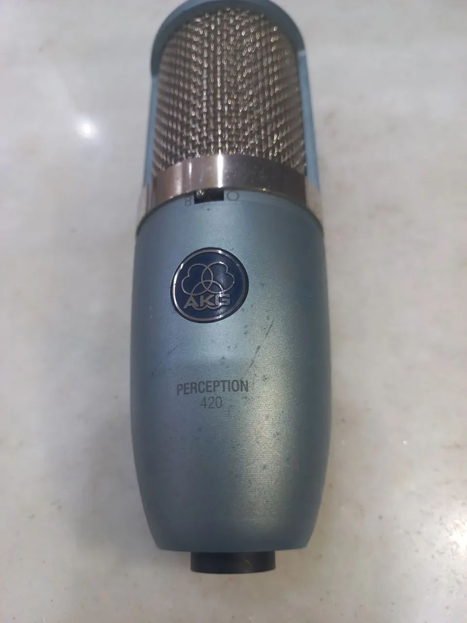 Microfone AKG perception 420 condensador para gravações 