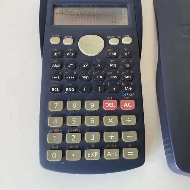C022 calculadora científica usada comércio pequena mancha funciona perfeitamente - Foto 3