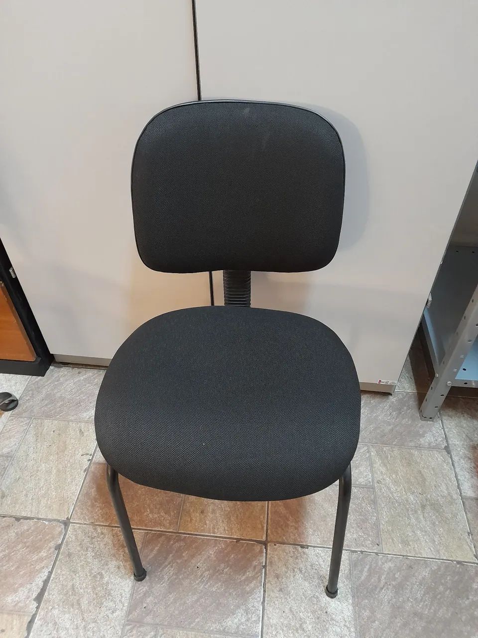 Cadeira fixa preta 