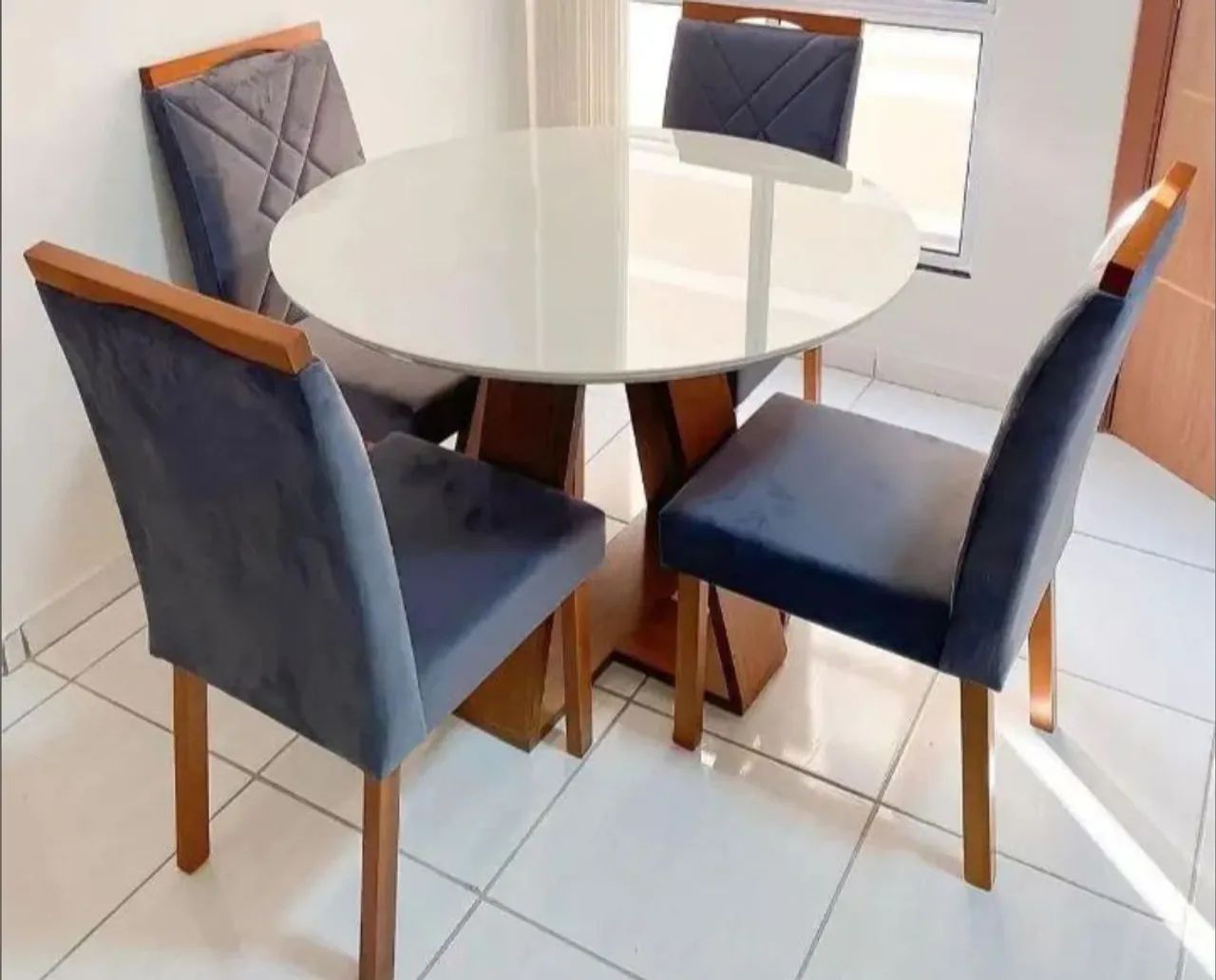 Mesa de Jantar Redonda com 4 Cadeiras Estofadas veludo 