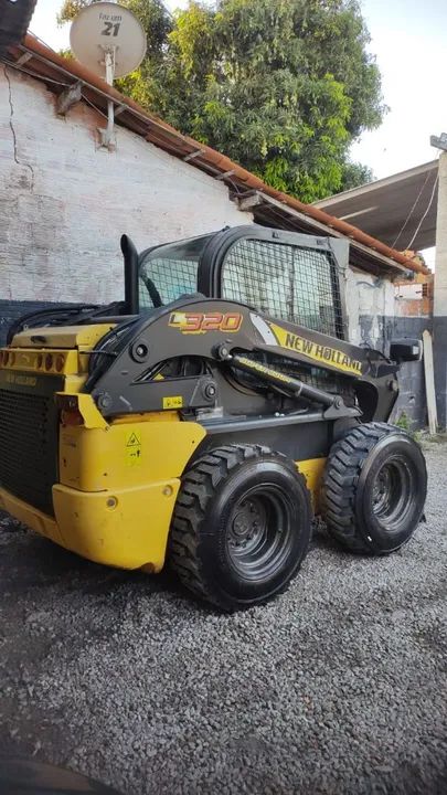 MINI PÁ CARREGADEIRA 2021