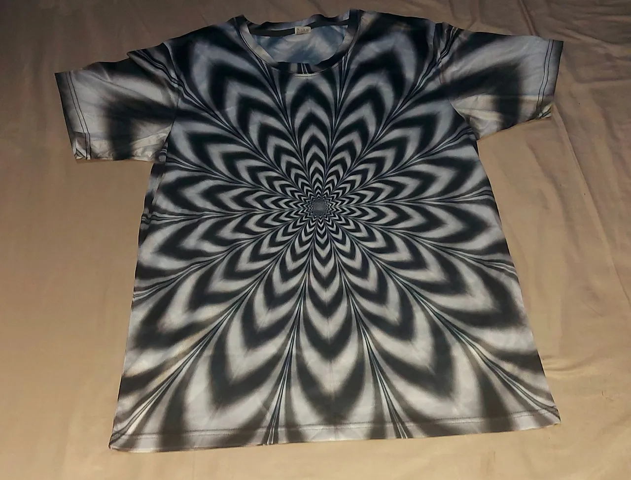 Camiseta Esportiva com Estampa Psicodélica