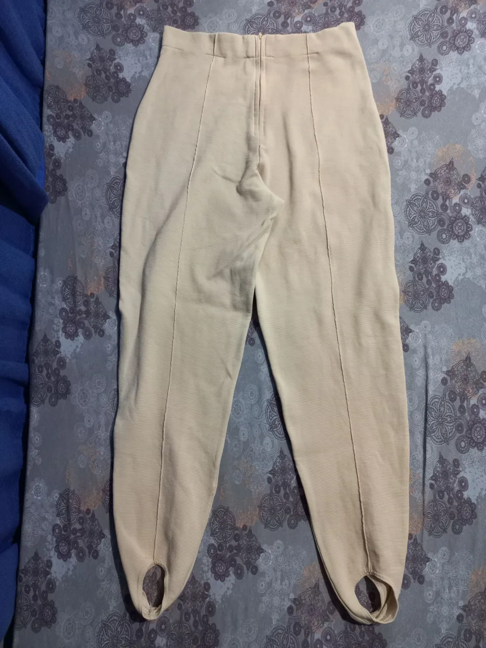 Calça feminina com suporte calcanhar